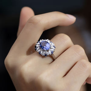 Anillo de Plata 925 con Zafiro Azul de Laboratorio y Halo de Diamantes en Forma Ovalada, Modelo MSR-1637 de Messi Jewelry - Product Image 6