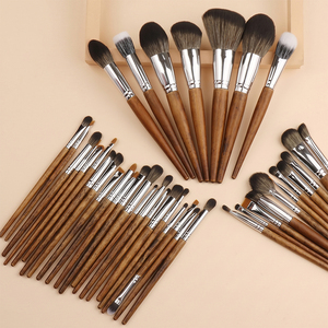 Ensemble professionnel <span class=keywords><strong>de</strong></span> 40 pinceaux <span class=keywords><strong>de</strong></span> maquillage en fibres synthétiques <span class=keywords><strong>avec</strong></span> manche en bois pour le visage, incluant des pinceaux pour le blush, le <span class=keywords><strong>fond</strong></span> <span class=keywords><strong>de</strong></span> <span class=keywords><strong>teint</strong></span>, le contour et les yeux - Product Image 1
