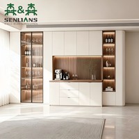 Buffet de luxe encastré blanc crème et placage bois, vitrine en verre du sol au plafond, cadre en métal foncé, éclairage LED