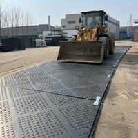 Tapis de protection en plastique 4x8 pour routes temporaires sur terrains pétroliers et gazières, idéal pour le boue, les marais et la protection des sols gazonnés des équipements lourds
