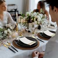 Ensemble de vaisselle jetable en plastique noir et or de 175 pièces comprenant 50 assiettes noires, 75 couverts en plastique, 25 serviettes et 25 gobelets