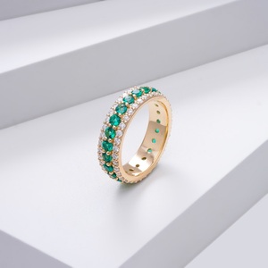 Anillo de eternidad Starsgem de oro de 14 quilates con esmeralda de laboratorio y pavé de moissanita, anillo de boda. - Product Image 4