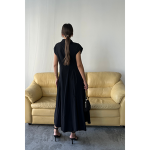 ชุดราตรีผ้าป๊อปลินสีดำแบบไม่มีแขน แต่งกระดุมด้านหน้าและดีไซน์จับจีบที่เอว - Product Image 1