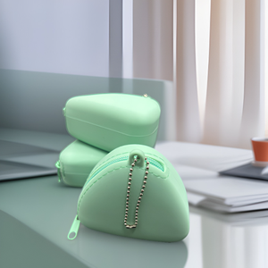 محفظة عملات معدنية عصرية على شكل مثلث ترويجية مخصصة مع سلسلة حقيبة تغيير بسحاب من السيليكون اللطيفة للنساء مع شعار - Product Image 5