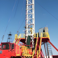 Pompe de forage rotative montée sur chenilles ZJ30 à moteur diesel, boîte de vitesses, machine de forage pétrolier terrestre pour l'exploration de pétrole et de gaz