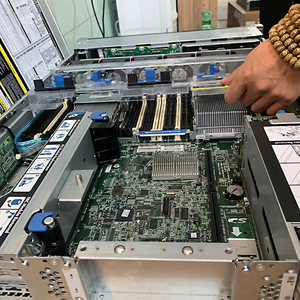 เซิร์ฟเวอร์แบบแร็ค ProLiant DL580 Gen11 8SFF 4U พร้อมโปรเซสเซอร์ Intel Xeon Gold 5222 แรม 64GB MR416i-o พาวเวอร์ซัพพลาย 1600W มีสินค้าในสต็อก - Product Image 4