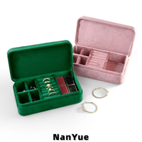 Boîte à bijoux rectangulaire en velours avec couvercle rabattable, multi-compartiments, portable, avec logo personnalisé, pour organiser les bagues et les boucles d'oreilles