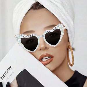 Gafas de Sol Personalizadas con Logotipo para Despedida de Soltera 2025, Gafas de Sol con Forma de Corazón y Perlas UV400 para Mujer - Product Image 1