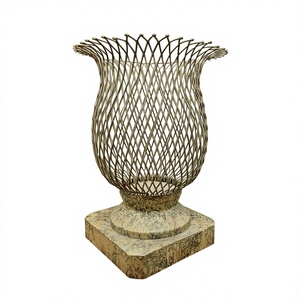 Urna de Jardín de Alambre de Hierro Metálico, Base Sólida, Decorativa para Hogar y Granja - Product Image 1