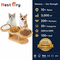 Support de gamelle portable moderne en bois à joint mortaise et tenon avec triple gamelle inclinée pour la protection du cou des chiens et des chats