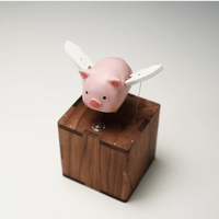 Boîte à musique en noyer noir avec figurine de cochon volant et ailes rotatives - Artisanat automatique pour la décoration intérieure