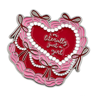 Badges de revers en métal personnalisés par le fabricant, badges en forme de cœur personnalisés, badges émaillés amusants pour vêtements, thèmes : remise de diplôme, fête, gâteau rose