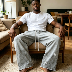 Pantalon de survêtement large pour homme, effet usé et déchiré, taille effilochée, ourlet brut, coupe ample, cordon de serrage, style streetwear, personnalisable OEM - Product Image 3