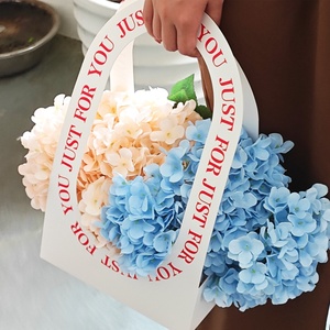 Sac en papier cartonné blanc de luxe avec logo personnalisé, emballage pour bouquet de fleurs, ruban pour bougies, impression offset, traitement de surface - Product Image 1