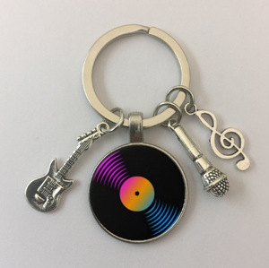 LP DJ <span class=keywords><strong>Vinilo</strong></span> con un diseño de registro Llaveros Festival de música Regalos de recuerdo Micrófono Violín Llavero - Product Image 5
