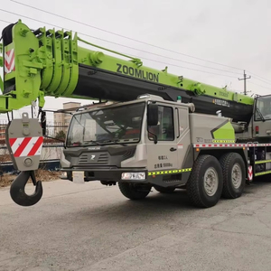 Grue hydraulique tout-terrain montée sur camion Zoomlion ZTC800H 80 tonnes durable pour la construction - Product Image 1