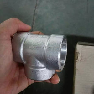 Raccords forgés en acier A105 DN25 classe 3000 de 2 pouces, filetage NPT, TEE, peinture résistante à la corrosion - Product Image 1