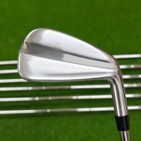 Fers de golf pour droitiers avec manche en acier et semelle large pour des coups longs et droits