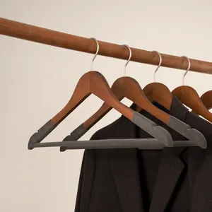 Houten Kledinghangers Fabrikant Kledingwinkel Antislip Massief Hout Flocking Hanger Hotel Kledingrek Fluwelen Houten Hangers