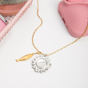 Collier pendentif poisson soleil en acier inoxydable plaqué or 18 carats avec perle d'eau douce et accents or et argent, thème océan - Product Image 4