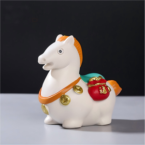 Figurine de cheval de dessin animé ROOGO en résine, porte-bonheur, thème lingot d'or et enveloppe rouge, décoration de bureau pour la maison et le bureau, vente en gros - Product Image 3