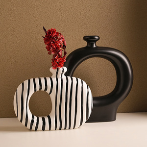 Vaso di ceramica a strisce bianche nere nordiche Creative decorazioni floreali moderne di fascia alta - Product Image 2