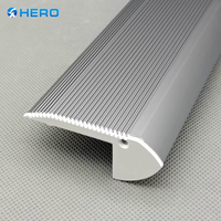 Profilés d'escalier LED en aluminium usiné, découpés et pliés, durables et modernes, pour zones à fort trafic HERO METAL