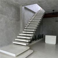 Escalier flottant avec support dissimulé, élément architectural moderne pour projet résidentiel