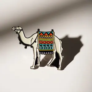 Pin topi kustom Arab saudi penjualan paling laris Fashion Enamel Pin koleksi kustom Camel Enamel Pin kartu belakang