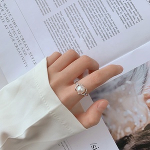 Bagues de fiançailles et de mariage KAMMY en forme de boule plaquées rhodium avec zircon vintage de luxe personnalisé et perle d'eau douce de 8 à 8,5 mm pour femmes - Product Image 5