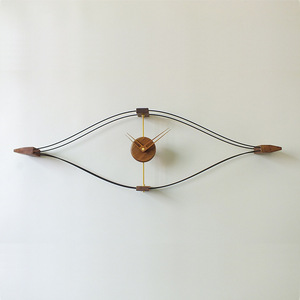 Reloj de pared nórdico moderno para el hogar, creativo diseño <span class=keywords><strong>español</strong></span> de latón, reloj de pared elegante silencioso con forma de ojo de madera maciza de nogal negro - Product Image 2