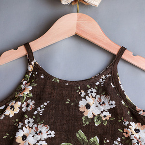 Traje para Niña Pequeña con Pantalones Cortos de Gasa Blanca, Sombrero Elegante y Camisa sin Mangas con Estampado Floral Pequeño - Product Image 4