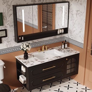 Mueble de baño clásico blanco con lavabo de cerámica y espejo curvo de estilo tradicional - Product Image 2