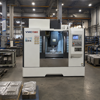 VMC1160, machine CNC verticale équipée d'un alimentation à trois axes et d'une table de travail de 1200x600 mm pour la production en usine de cadres en aluminium