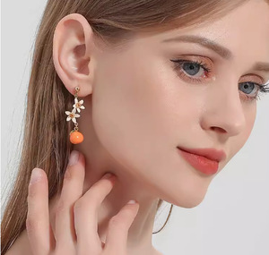 2025 nuova <span class=keywords><strong>collana</strong></span> <span class=keywords><strong>di</strong></span> fiori Gardenia in oro placcato placcato in ottone per donne simpatiche collane con ciondolo arancio agrumi - Product Image 3