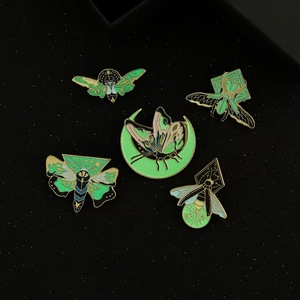 Perni di vernice cotti con spilla a forma di farfalla con Design personalizzato personalizzato a forma di luna brillano al buio - Product Image 1
