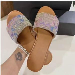 Sandalias casuales de tacón plano para mujer con incrustaciones de diamantes, parte superior con láser, ligeras, para exteriores, a la moda. - Product Image 1