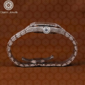 Montre en diamant très demandée avec mouvement à quartz de précision, idéale pour les événements, anniversaires et autres occasions, disponible à la vente - Product Image 3