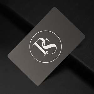 Carte en métal vert de luxe avec as de pique Éléments dorés Carte en métal haut de gamme - Product Image 3