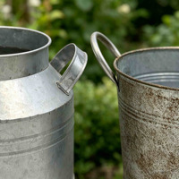 Ensemble de 2 pots à fleurs vintage en métal galvanisé, seau à lait en fer rustique avec poignées pour la décoration du jardin, du patio et de la maison