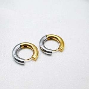 Boucles d'oreilles créoles unisexes en acier inoxydable plaqué or 14 carats, design simple et tendance pour femmes, vente en gros - Product Image 3