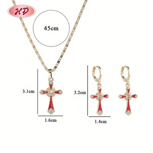 ผู้ผลิตมืออาชีพ ชุดเครื่องประดับทอง 18K ชุบทองเหลืองเคลือบสีแดงรูปกางเขน สำหรับผู้หญิง ของขวัญสำหรับงานโบสถ์ งานปาร์ตี้ สร้อยคอ ต่างหู - Product Image 6