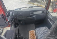 Camion à benne basculante Shaanxi Auto 6x4 équipé d'une grue télescopique de 14 tonnes. Grue de levage. Le véhicule est à vendre.