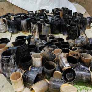 Mug en corne de bœuf sculpté à la main, style Viking, avec gobelet en corne et ouvre-bouteille en corne, à prix avantageux - Product Image 3