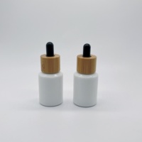 Botol Kaca Kualitas Tinggi untuk Kosmetik 30ml, Botol Toner/Oli Esensial Kaca Opal Putih Miring dengan Pipet Bambu Hitam