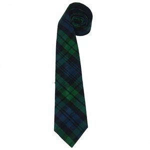 Cravate en tartan noir, souvent en polyester, laine ou polyviscose, aux couleurs traditionnelles vert foncé et bleu marine. - Product Image 1