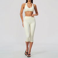 OEM Yogakleding Dames 2-delige yogaset met gekruiste sportbeha & high-waist capri leggings Ademend stretch sportkleding