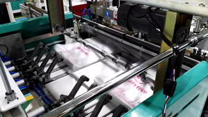 Máquina de fabricación de bolsas de polietileno de compras de plástico con asa de transporte automática de 2 líneas 400NT2 para hacer bolsas de camisetas - Product Image 5