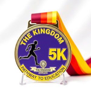 Medalla Regal Purple Gold del <span class=keywords><strong>Kingdom</strong></span> 5K con Silueta de Corredor, Emblema de León y Texto 'Pathway to Education' para Eventos de Carreras Benéficas - Product Image 1