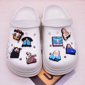Dijes de PVC suave de moda con diseño de dibujos animados de la cantante estrella <span class=keywords><strong>Taylor</strong></span> <span class=keywords><strong>Swift</strong></span>, para decoración de zapatos, bolsos y zuecos, accesorios para calzado, venta al por mayor - Product Image 2